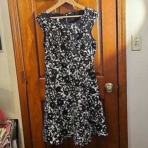 MAGGY LONDON, Size10, Beautifully Fitted Dress, Black, White, Yellow
